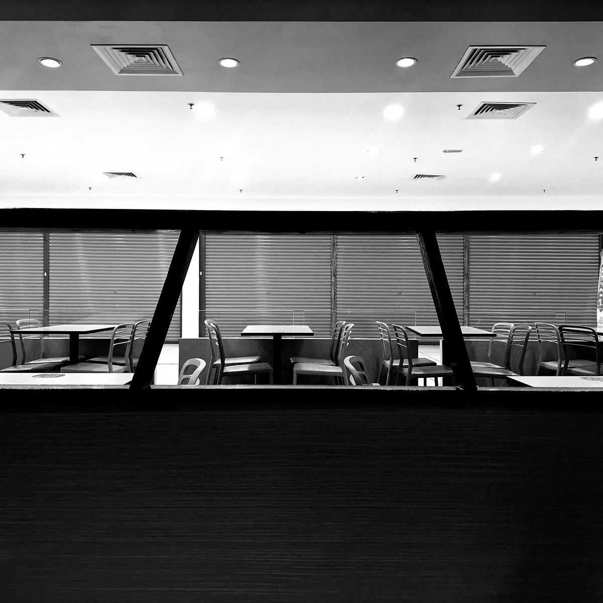 Salle vide et sobre en noir et blanc évoquant un cadre d'audition dépouillé